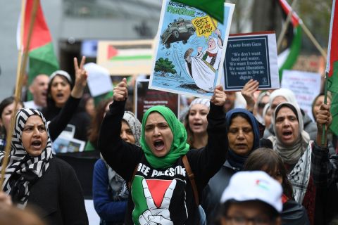 شاهد.. كتائب القسام تطلق سراح امرأتين أمريكيتين في غزة