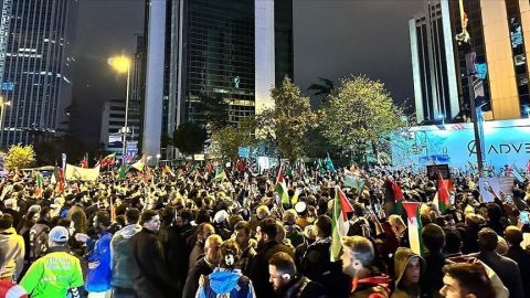 متظاهرون يحاصرون سفارة اسرائيل في أنقرة.. 