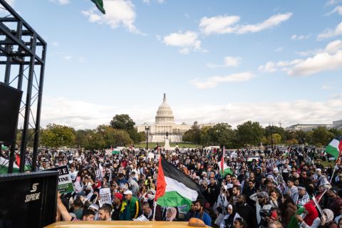 اميركا الشريكة في حرب الابادة ترسل مساعدات انسانية الى غزة