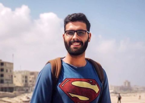 مجلة GQ تكرم الصحفي الفلسطيني معتز عزايزة كرجل العام
