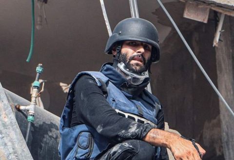 معتز عزايزة ينتقد الصمت الدولي ويُعلّق: لا نريد شفقتكم!