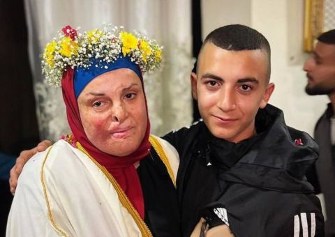 سيجارة الحرية.. احتفال الأسيرة روضة أبو عجمية بحريتها يشعل مواقع التواصل
