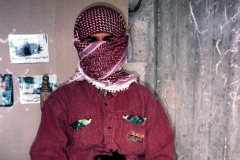 أول من ارتدى الكوفية الحمراء .. تعرف على المُلثم الأول في تاريخ القسام