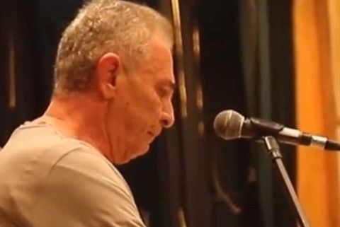 محمود حميدة ينهار باكيا أثناء إلقاء قصيدة عن غزة
