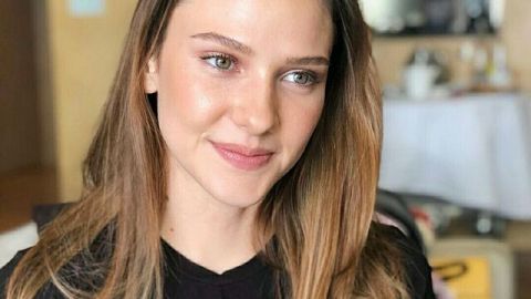 توبا بويوكستون بإطلالة جريئة احتفالاً بحصولها على لقب أفضل ممثلة لعام 2023
