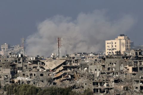 مشهد مؤلم.. استخدام العربات الخشبية لنقل الشهداء والمصابين في غزة