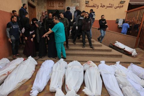 شاهد.. عشرات الأطفال الرضع على سرير واحد في مستشفى الشفاء بغزة