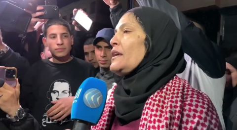 سيجارة الحرية.. احتفال الأسيرة روضة أبو عجمية بحريتها يشعل مواقع التواصل