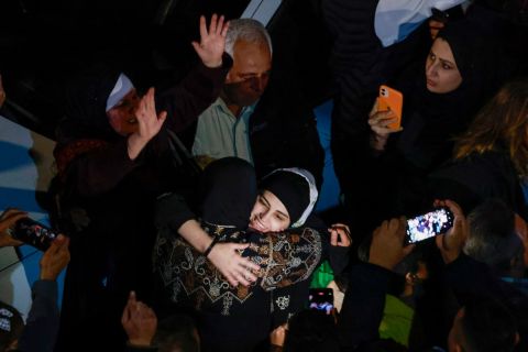 شاهد لحظة انهيار أم أسيرة فلسطينية محررة