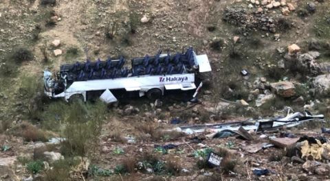 فيديو مروع.. مصرع 5 أردنيين وإصابة 35 آخرين إثر إنقلاب حافلة في واد