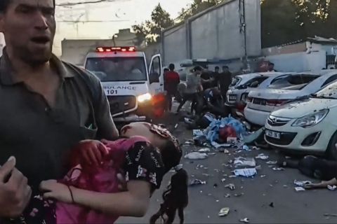 بالفيديو: غارات عنيفة.. والجثث تملأ شوارع غزة