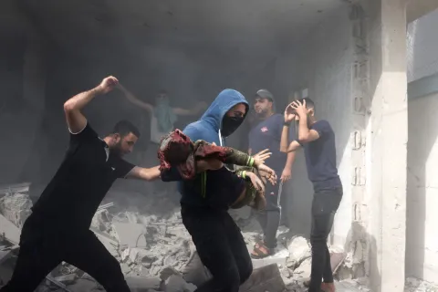 فيديو مؤلم.. أب يقود دراجة بداخل سلتها