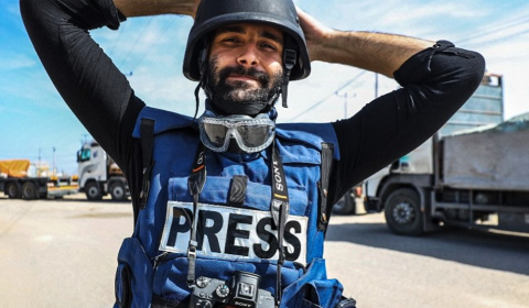 مجلة GQ تكرم الصحفي الفلسطيني معتز عزايزة كرجل العام
