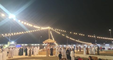 مفارقة شاسعة بعُمان.. مهرجان مقابل استماع شعبي لـ