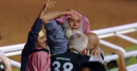 فرحة المدرب حمد آل رشيد تشعل الأجواء في كأس السعودية 