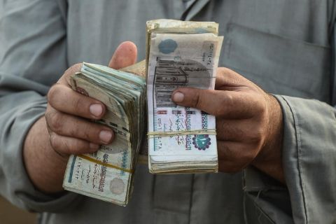 مصر.. قطاعات واسعة ستستفيد من زيادة المرتبات والأجور