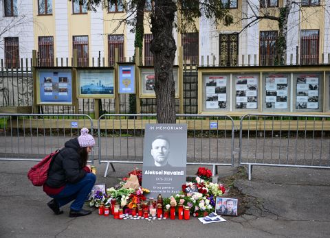 Russian authorities extend the investigation into Navalny death
