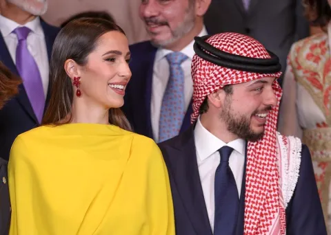 الأميرة رجوة والملكة رانيا بإطلالة متشابهة عند ضريح الحسين بن طلال