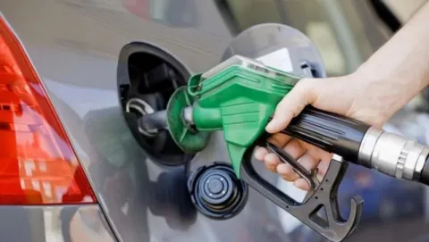 حكومة العراق ترفع أسعار البنزين بنسبة 25% اعتبارا من أيار المقبل