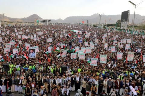 الحوثيون يستهدفون 4 سفن في خليج عدن والبحر الأحمر