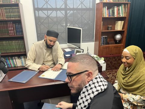 الناشط الأمريكي شون كينج وزوجته يعتنقان الإسلام ليلة رمضان