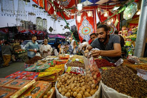 انخفاض أسعار السلع في الأسواق المصرية تزامنا مع إطلاق معارض