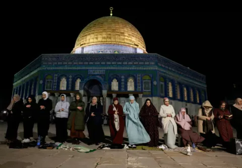 الجمعة الثالثة: 125 ألف مصلٍّ في المسجد الأقصى