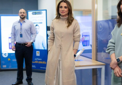 الملكة رانيا بإطلالة غير تقليدية وخاطفة بأناقة الألوان الحيادية 