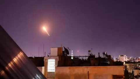 أنباء عن مقتل شخصين في محيط دمشق بغارة إسرائيلية