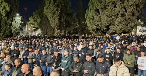 رغم تضييق الاحتلال.. 35 ألفًا يؤدون صلاتي العشاء والتراويح في المسجد الأقصى