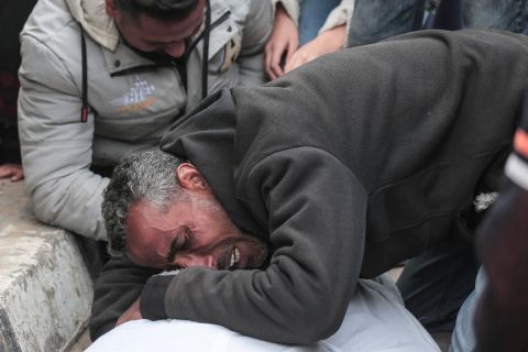 17 شهيدا وعشرات المصابين بقصف 3 منازل في غزة