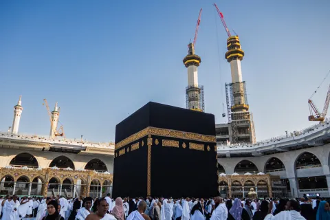 فيديو يوثق حدث تاريخي في بيت الله الحرام