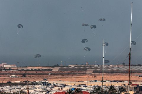 مأساة في غزة: استشهاد 18 فلسطينيا بسبب إنزال خاطئ للمساعدات