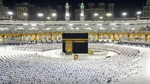 معتمر يلقي نفسه من المسجد الحرام .. فيديو صادم