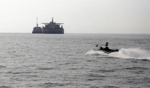 الحوثيون يستهدفون سفنا أمريكية وإسرائيلية بصواريخ وطائرات مسيرة