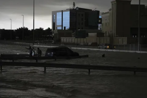 البنك المركزي الإماراتي يشعر بتأجيل سداد أقساط المتضررين من المنخفض الجوي