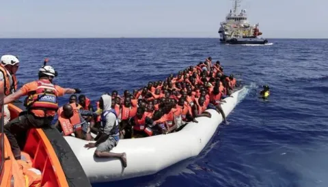 إنقاذ 131 مهاجرا بينهم نساء وأطفال من قبل البحرية المغربية