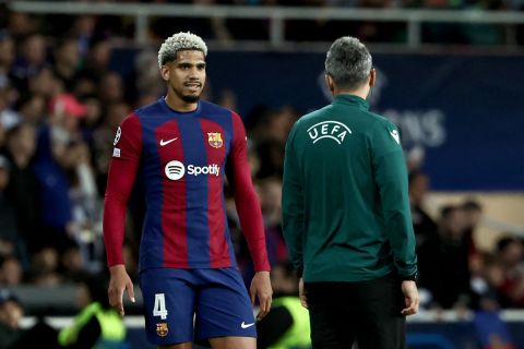 غوندوغان يوجه نقدًا لاذعًا لأراوخو بعد خروج برشلونة من دوري الأبطال
