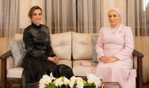 الملكة رانيا تخطف الأنظار بفستان من مصمم برتغالي وما سر زهرة اللوتس في طلتها