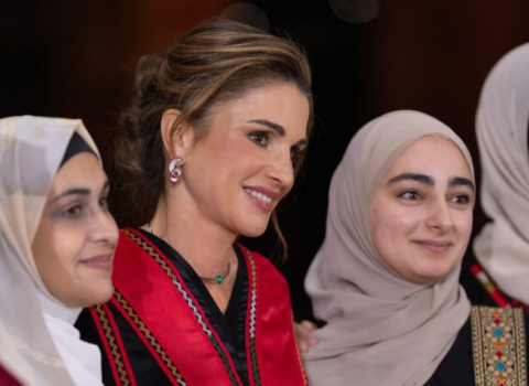 الملكة رانيا بـ ثوب استثنائي خلال إستضافتها إفطار رمضان سيدات جرش