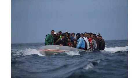 البحرية المغربية تنقذ أكثر من 80 مهاجرا قبالة الشواطئ الجنوبية للبلاد
