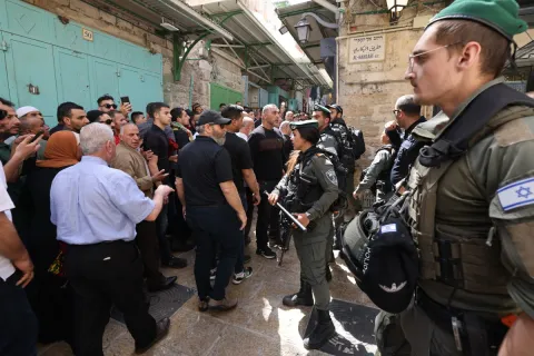 شاهد: عملية دهس مستوطنين في القدس واعتقال المنفذين