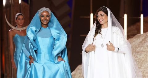 إيلي صعب يشعل بريق أسبوع الموضة في باريس وحفيدته تخطف الأنظار 