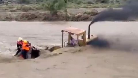 Video: Bulldozer driver saves 4 from Saudi Arabia flood