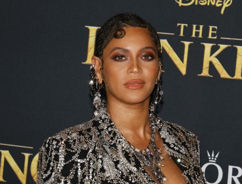مكياج النجمات في MTV VMA AWARDS .. إليكِ تفاصيله مع أجمل تسريحات الشعر