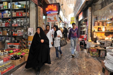 Video: Arab blogger captures people eat during the day in Ramadan in Iran