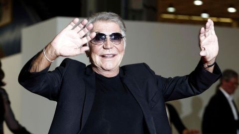وفاة روبيرتو كافاللي عن عمر يناهز 83 عاما.. أسطورة الموضة الإيطالية الأشهر