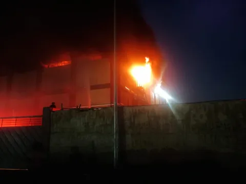 حريق كبير داخل مجمع تجاري بعمان .. فيديو