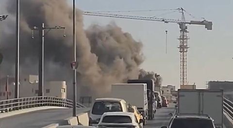 حريق كبير داخل مجمع تجاري بعمان .. فيديو