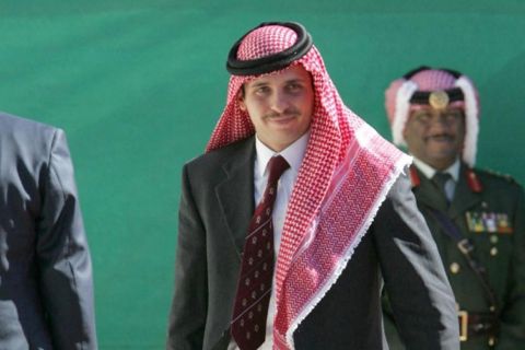 عائلة الأمير حمزة تخطف الأنظار في عيد الأضحى.. شاهدوا جمالها